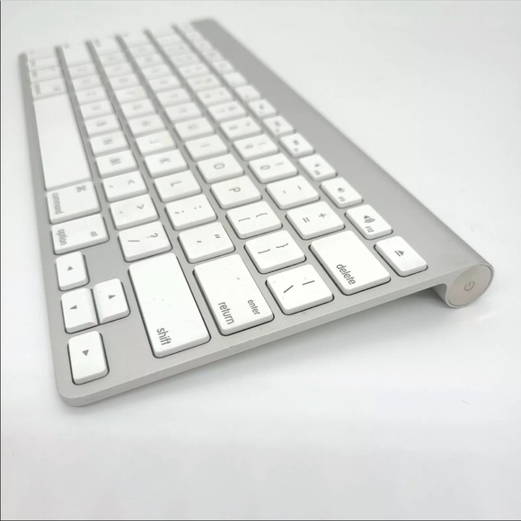 Apple Wireless Keyboard A1314 Battery Powered. Connect via Bluetooth. EUC - Picture 7 of 8